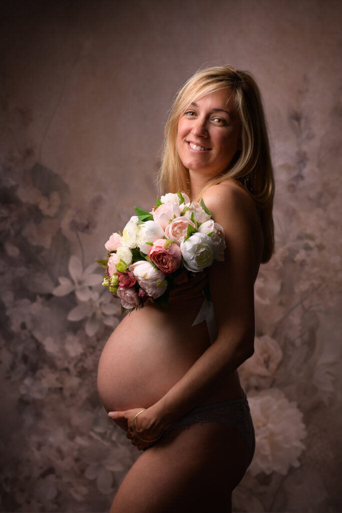 femme enceinte nue bouquet fleurs sourire