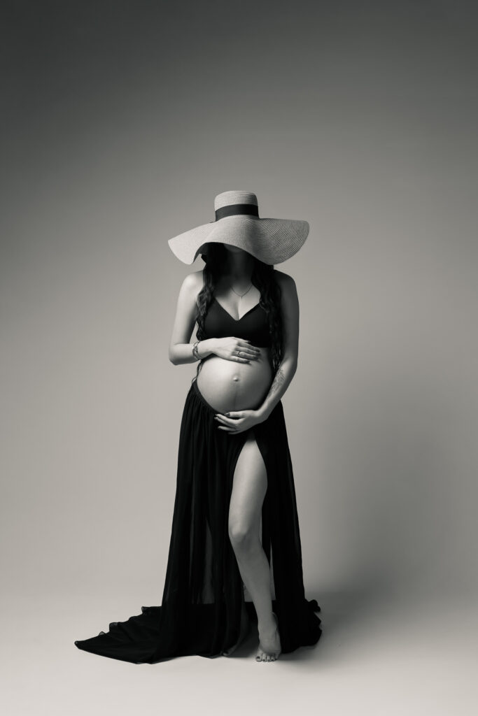 photo artistique noir et blanc femme enceinte chapeau studio le grau du roi gard