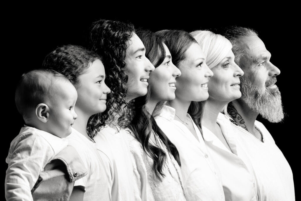 portrait famille de profil en noir et blanc studio photo gard