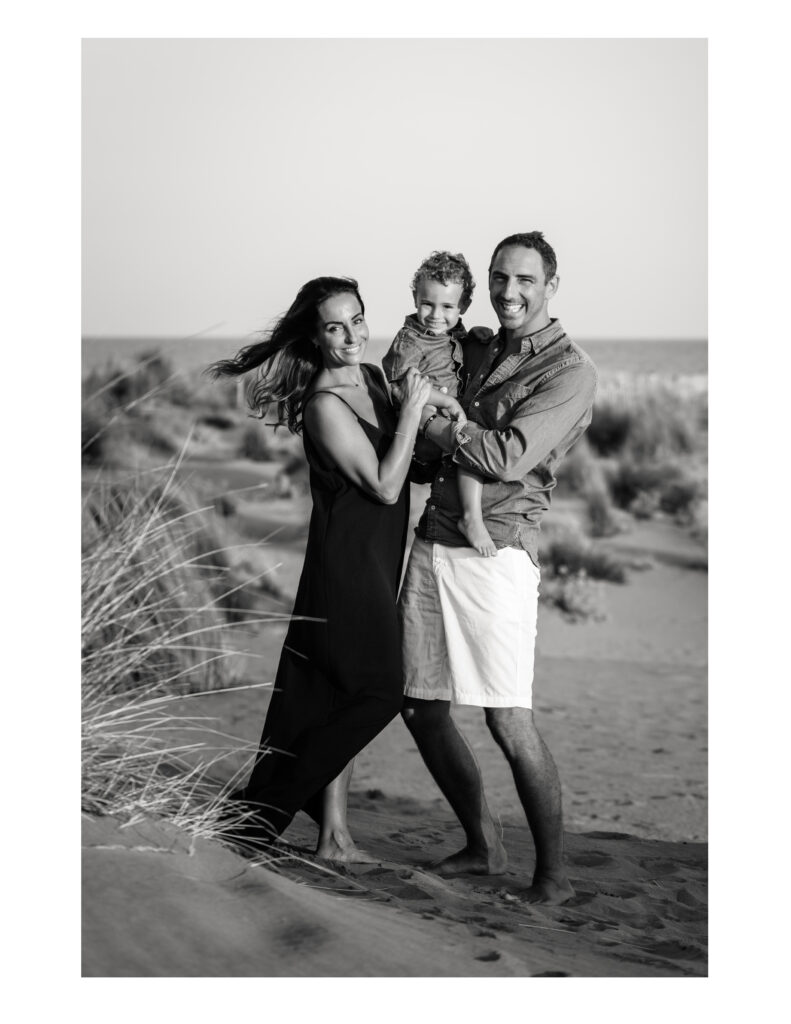 photo de famille en noir et blanc à la plage de l'espiguette port camargue
