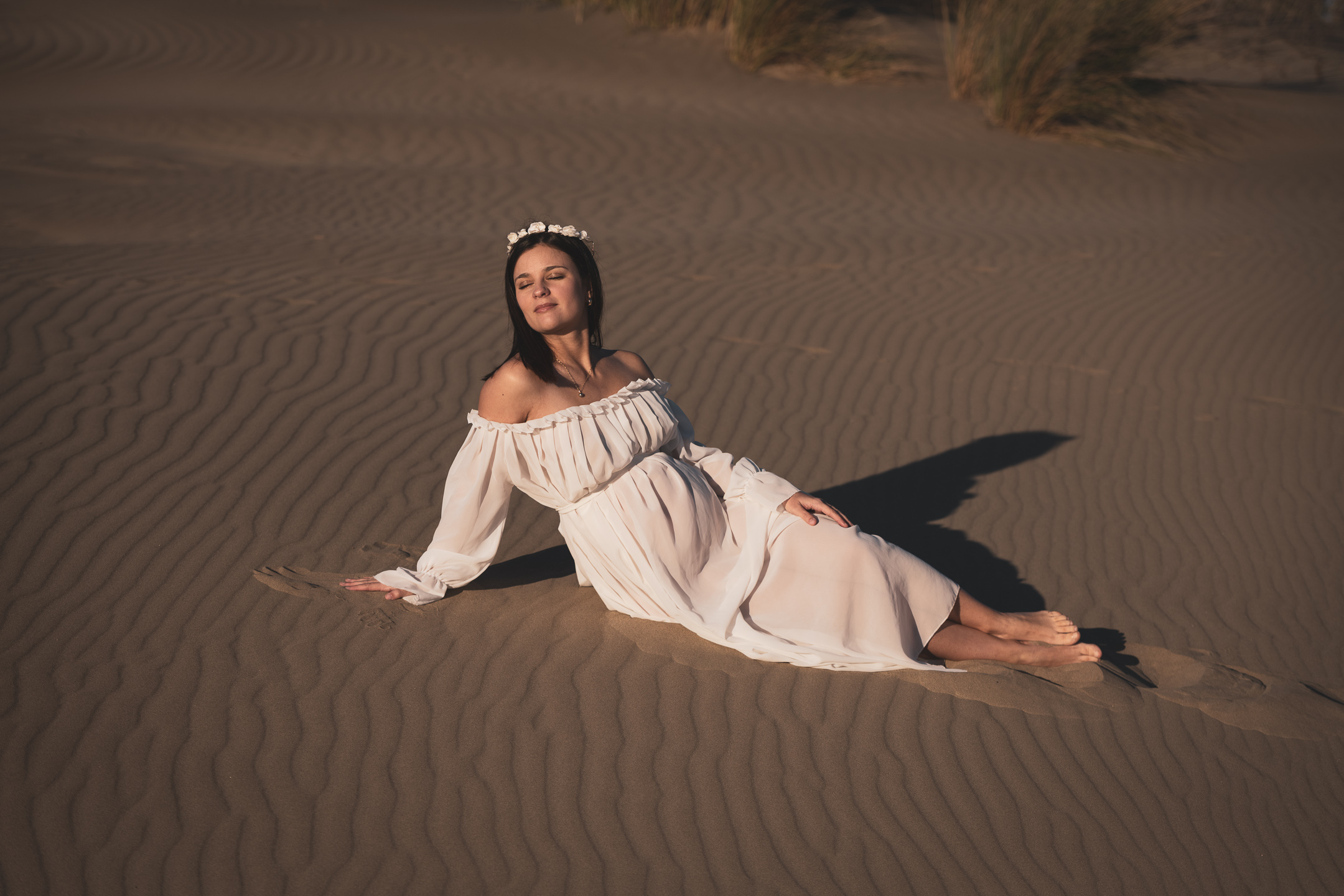 séance photo femme enceinte allongée sur le sable plage espiguette le grau du roi