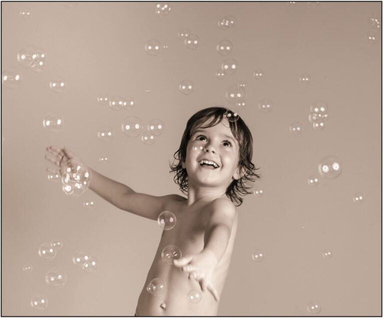 portrait couleur enfant avec des bulles